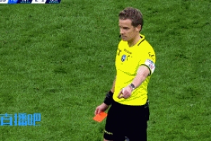 情绪激动！小因扎吉咆哮裁判染红，被罚下后还在喷！