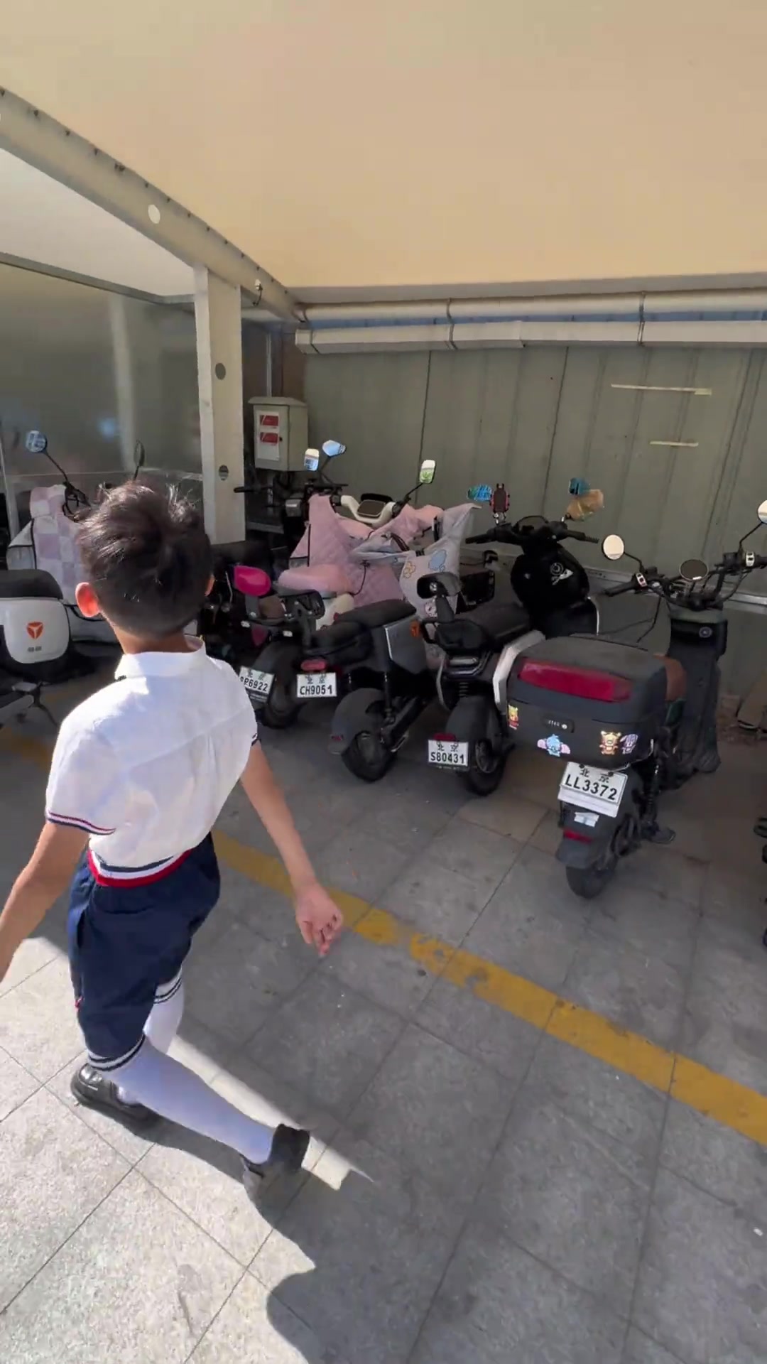 周琦家人社媒晒视频：糊糊幼儿园毕业 和男篮球员见面很害羞